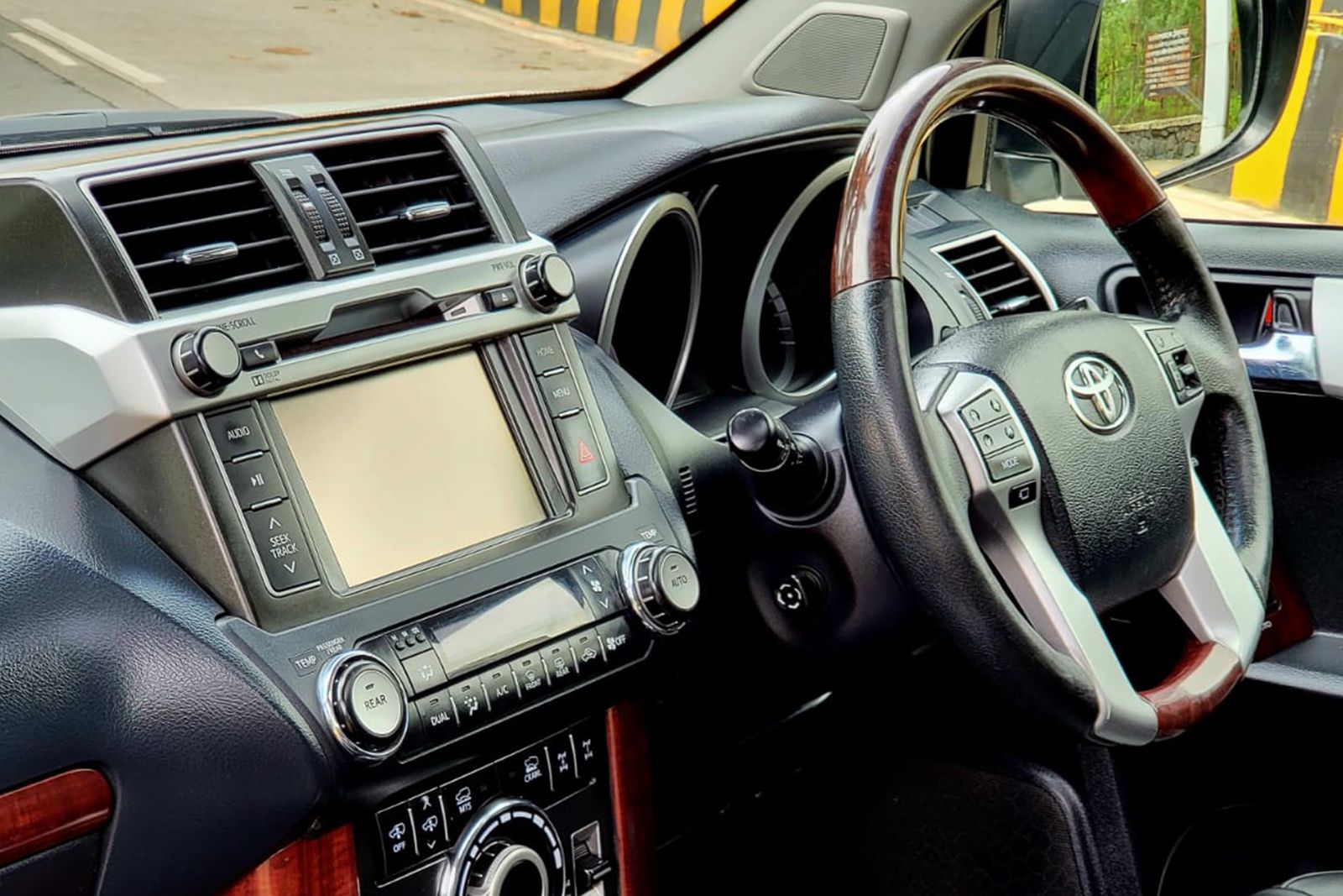 2017 TOYOTA LAND CRUISER PRADO VXL