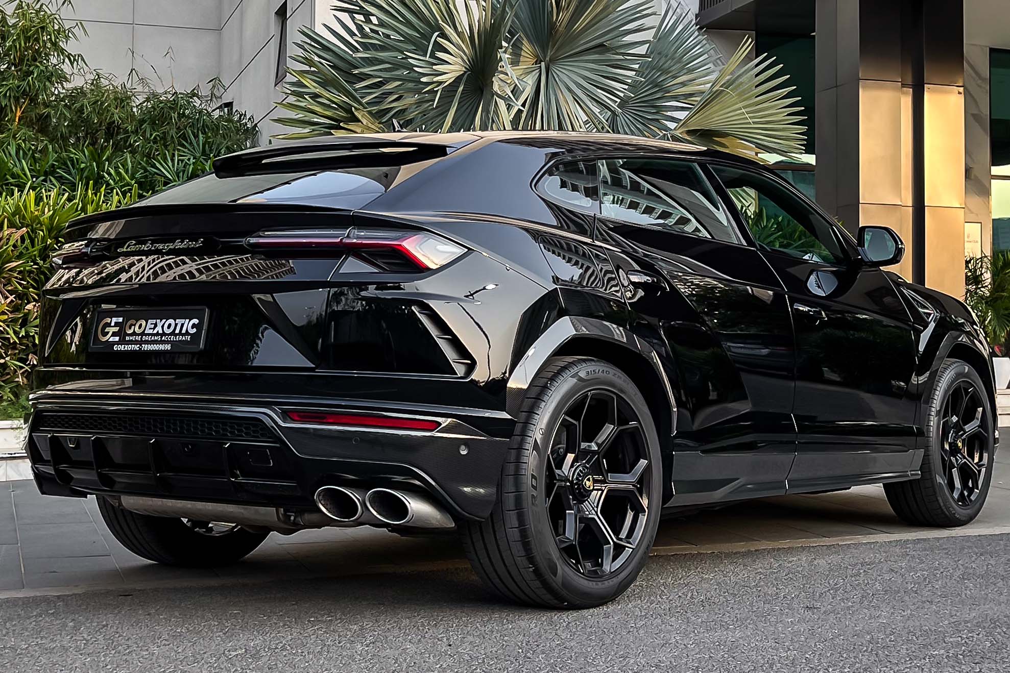 2022 LAMBORGHINI URUS