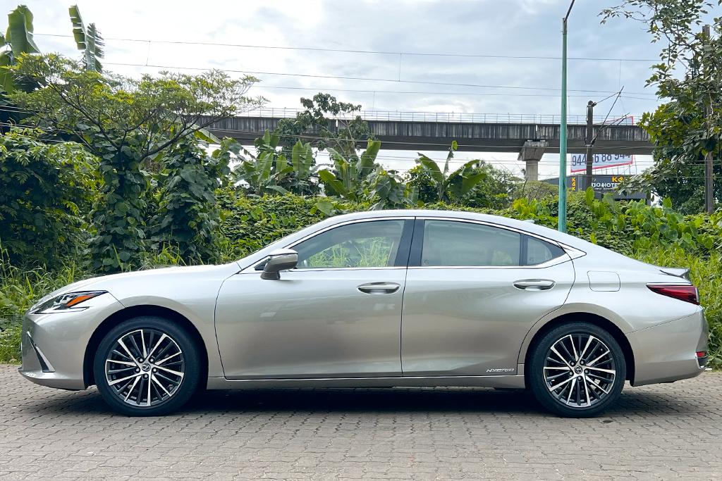 2022 LEXUS ES300 HYBRID LUXURY