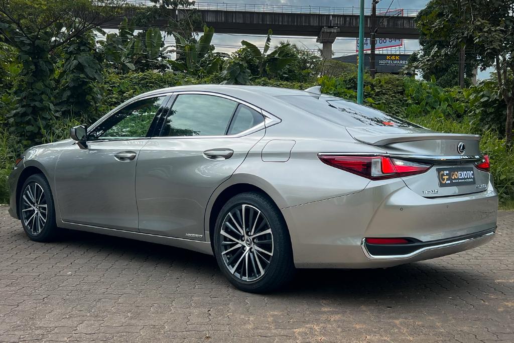 2022 LEXUS ES300 HYBRID LUXURY