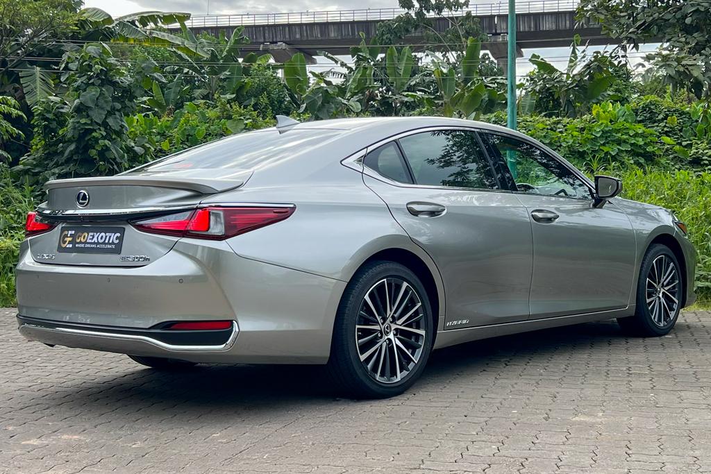 2022 LEXUS ES300 HYBRID LUXURY