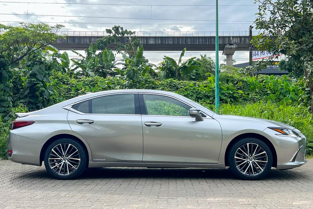 2022 LEXUS ES300 HYBRID LUXURY