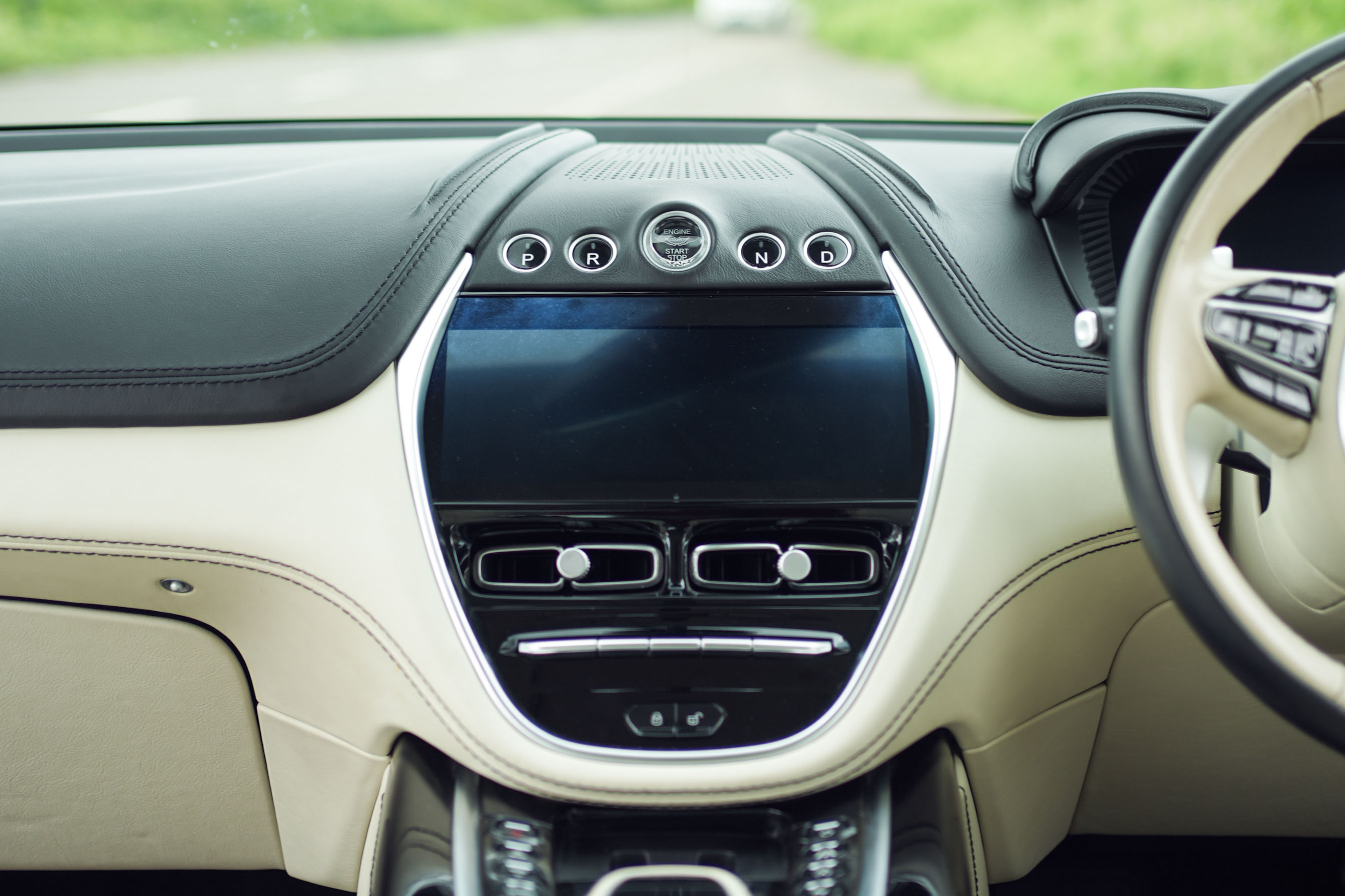 2021 ASTON MARTIN DBX