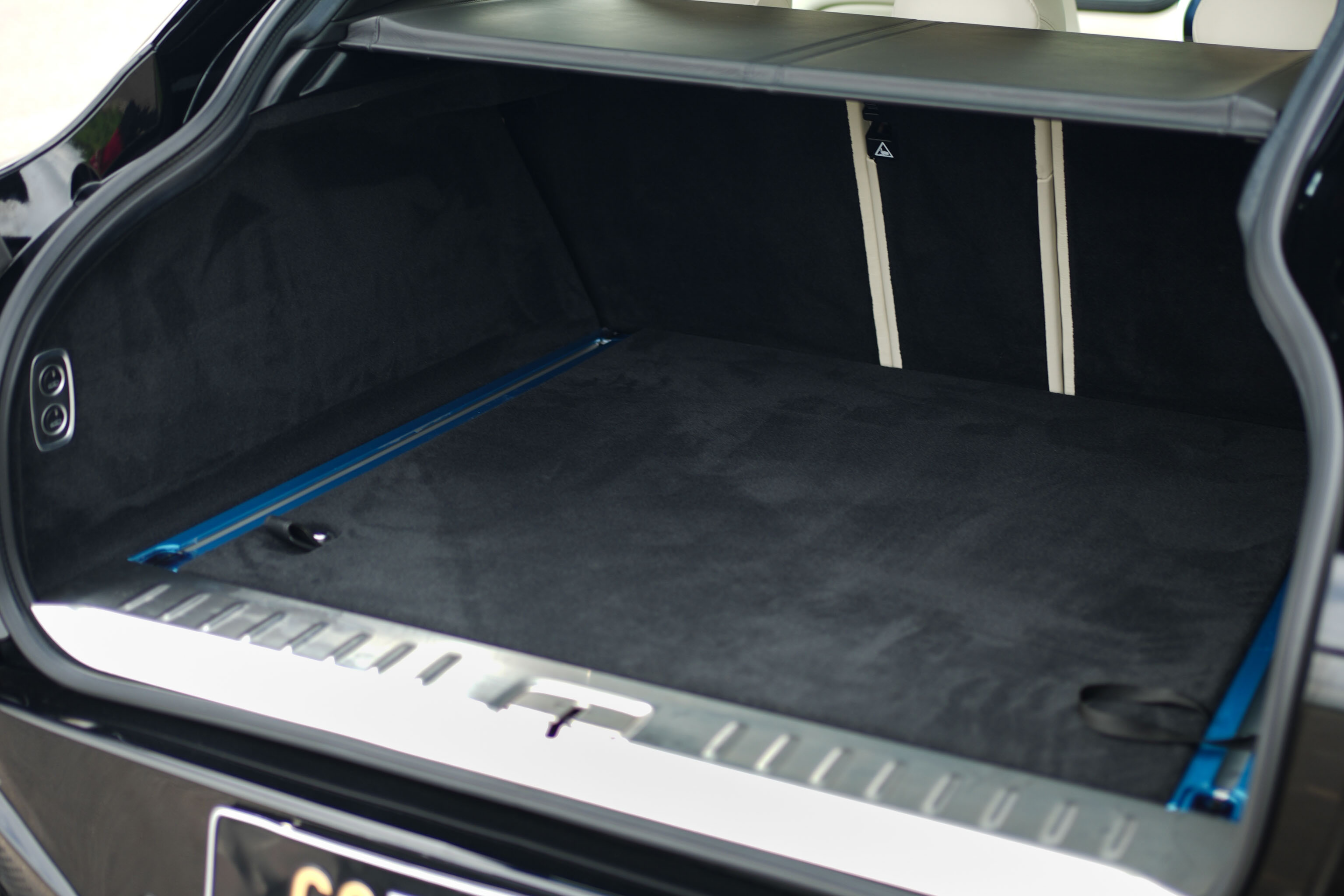 2021 ASTON MARTIN DBX