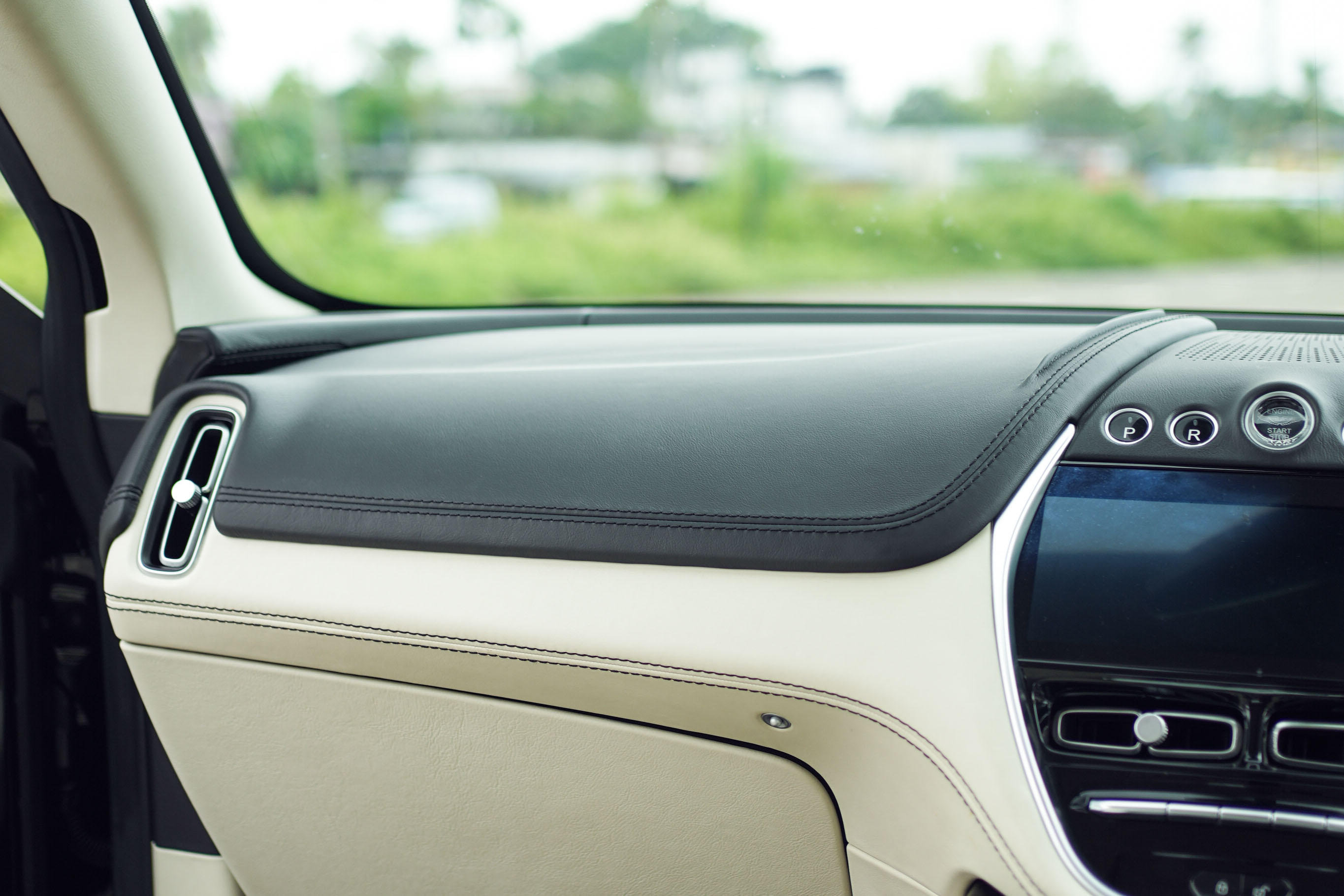 2021 ASTON MARTIN DBX