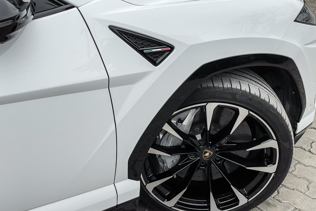 2019 LAMBORGHINI URUS