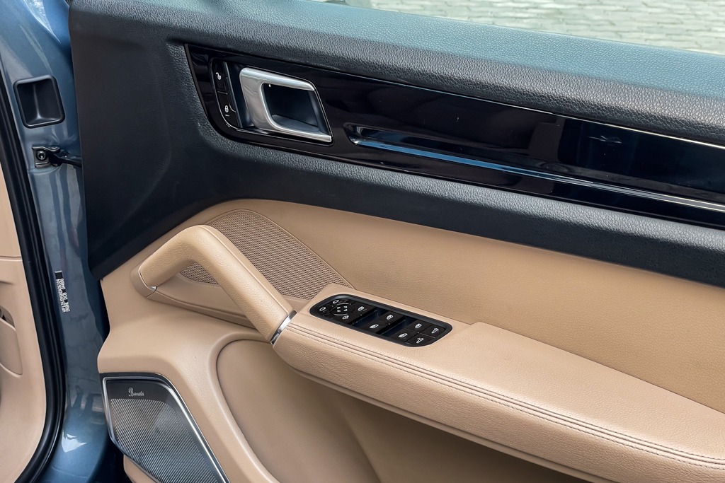 2018 PORSCHE CAYENNE