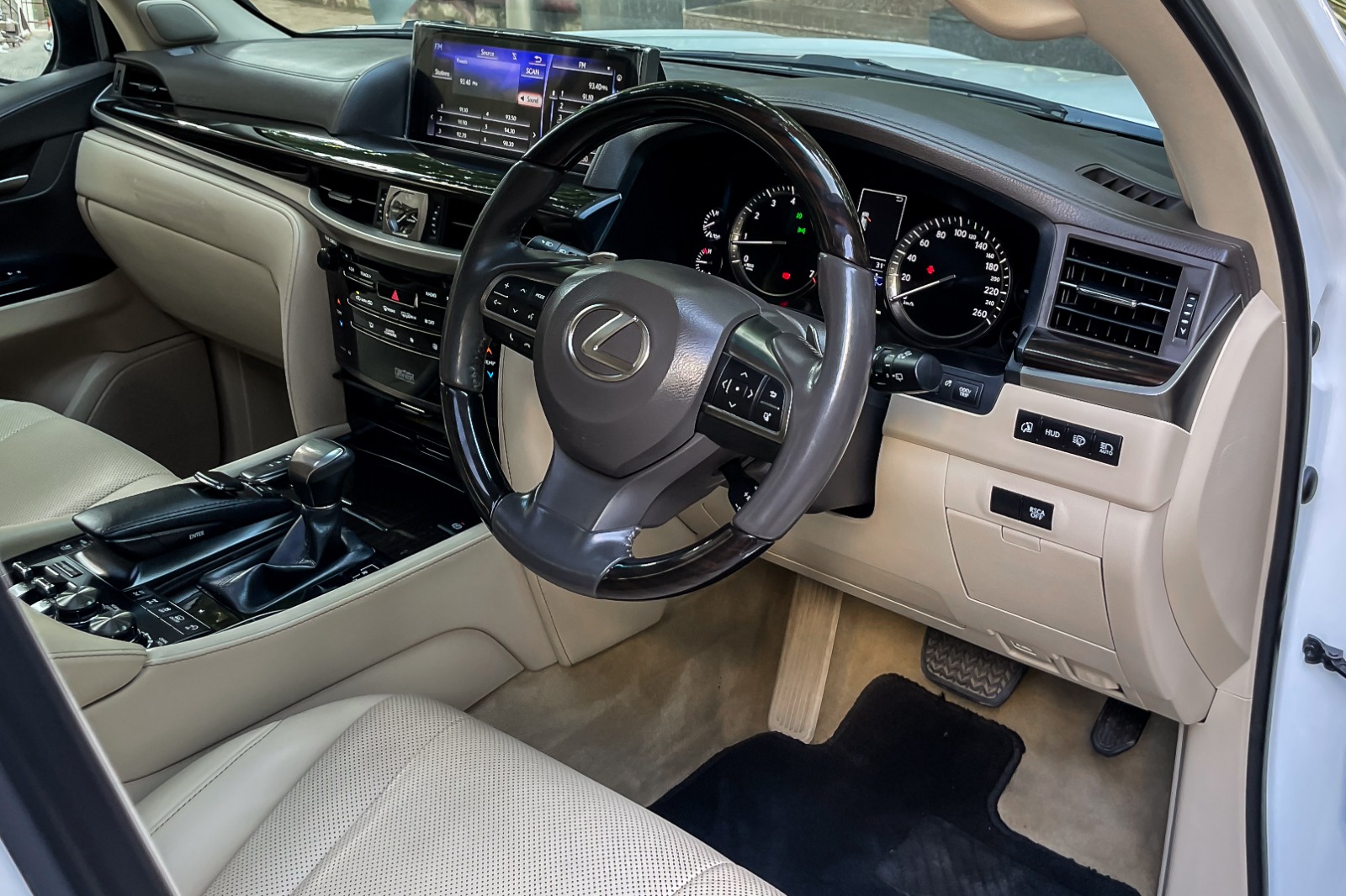 2020 LEXUS LX 570 V8