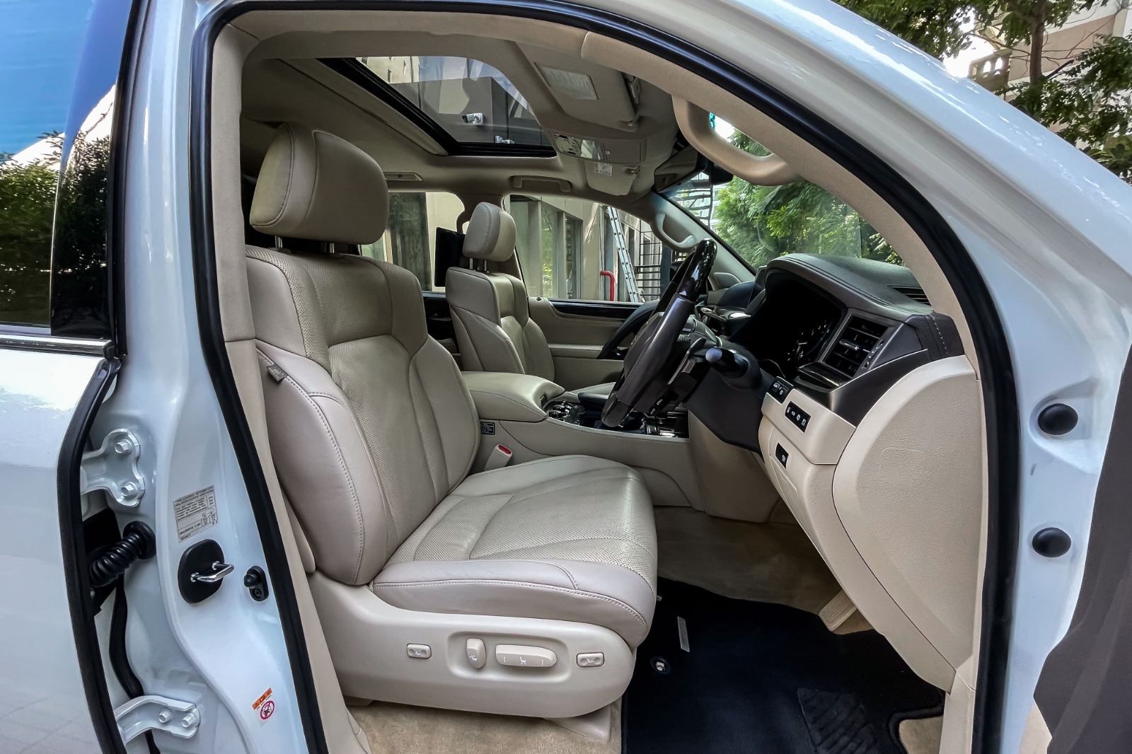 2020 LEXUS LX 570 V8