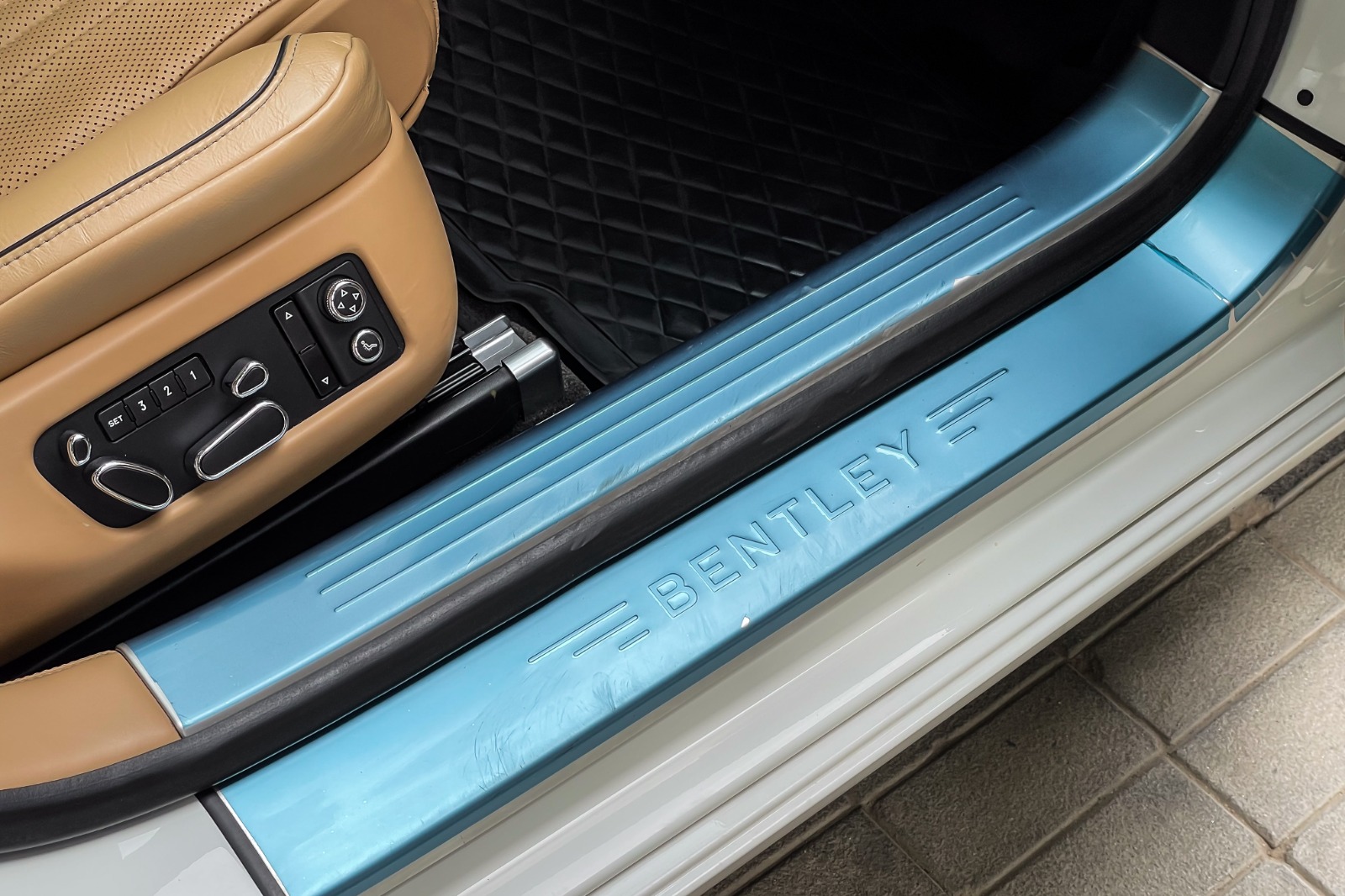 2019 BENTLEY FLYING SPUR V8