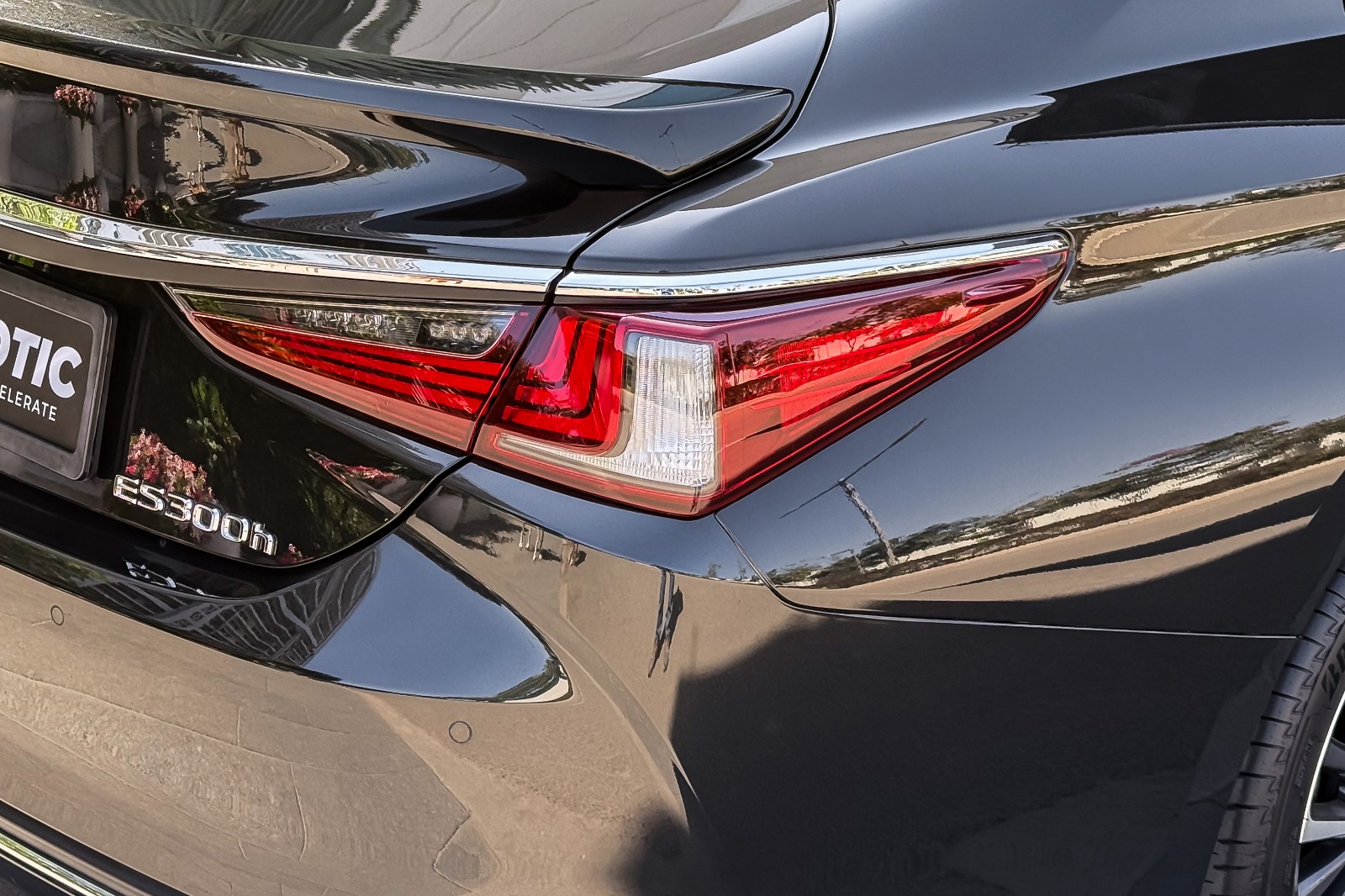 2024 LEXUS ES300 HYBRID LUXURY