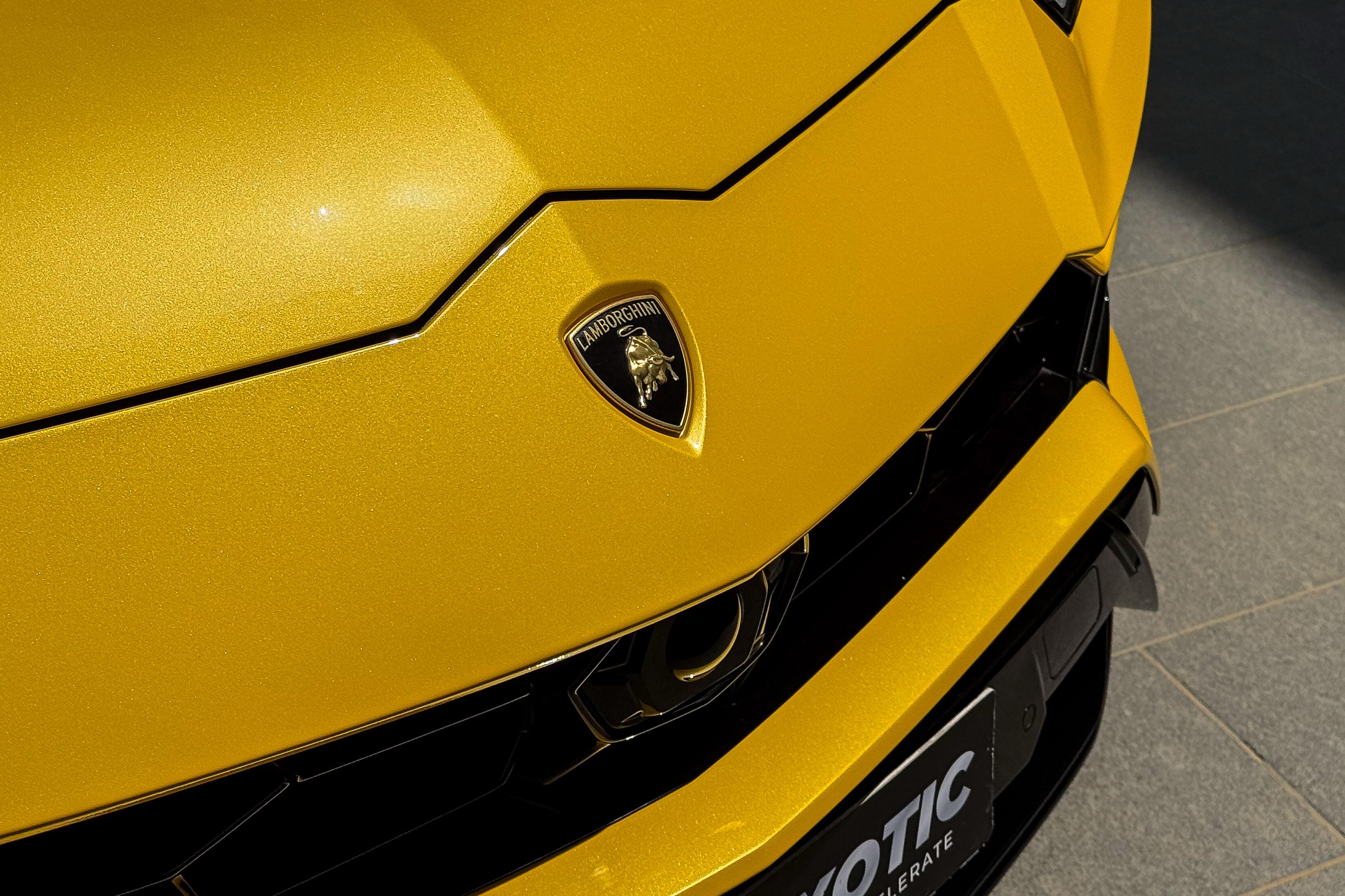 2022 LAMBORGHINI URUS PEARL CAPSULE