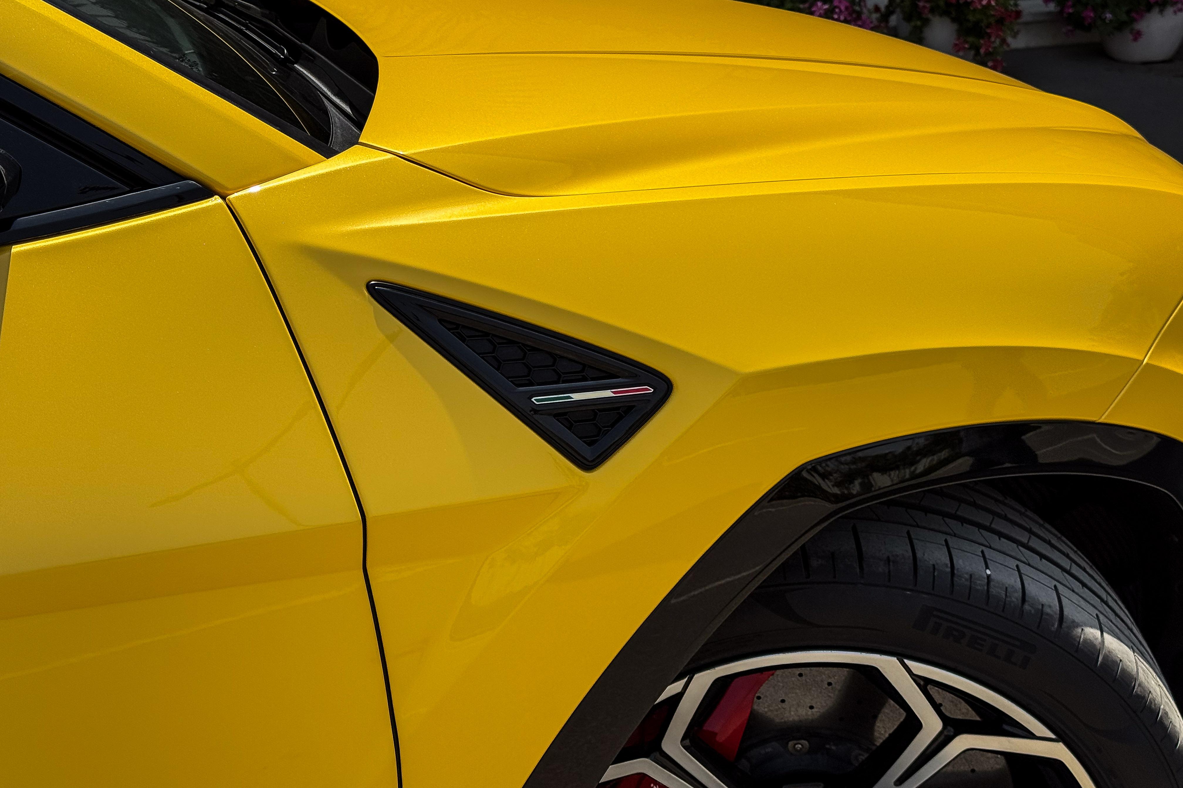 2022 LAMBORGHINI URUS PEARL CAPSULE