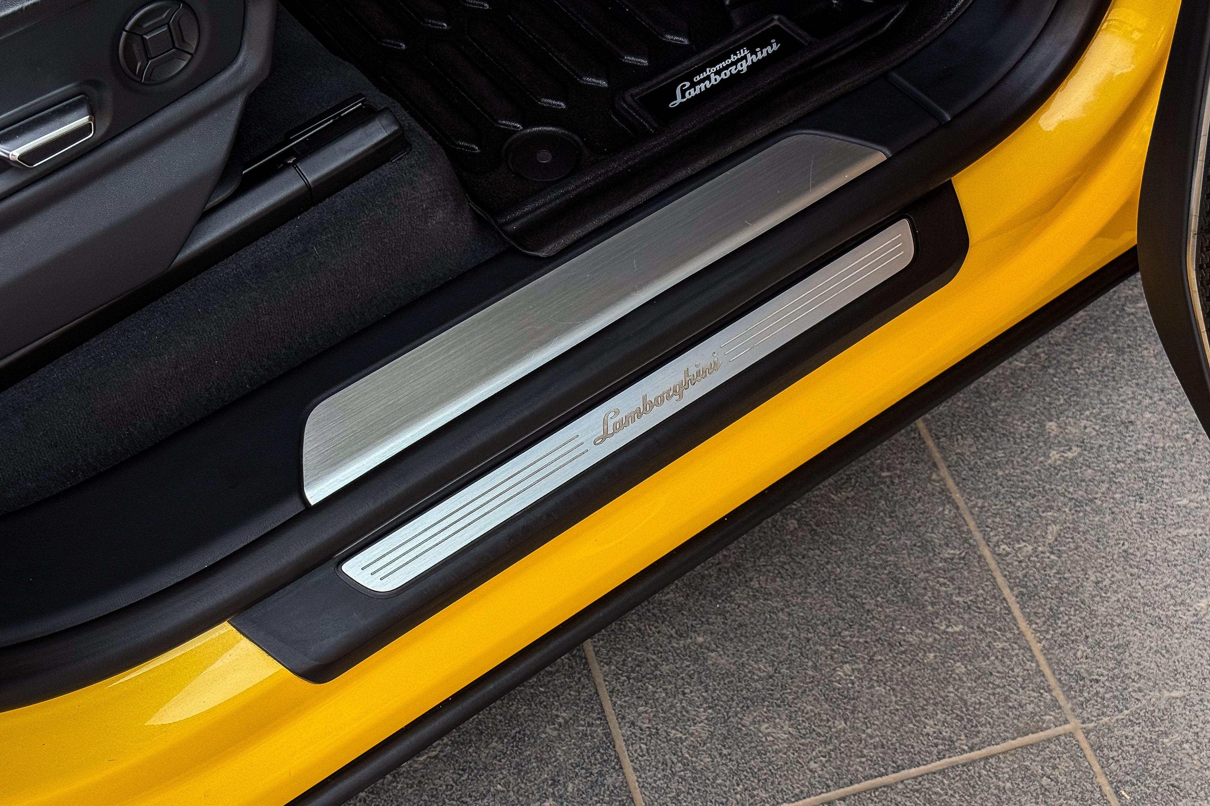 2022 LAMBORGHINI URUS PEARL CAPSULE