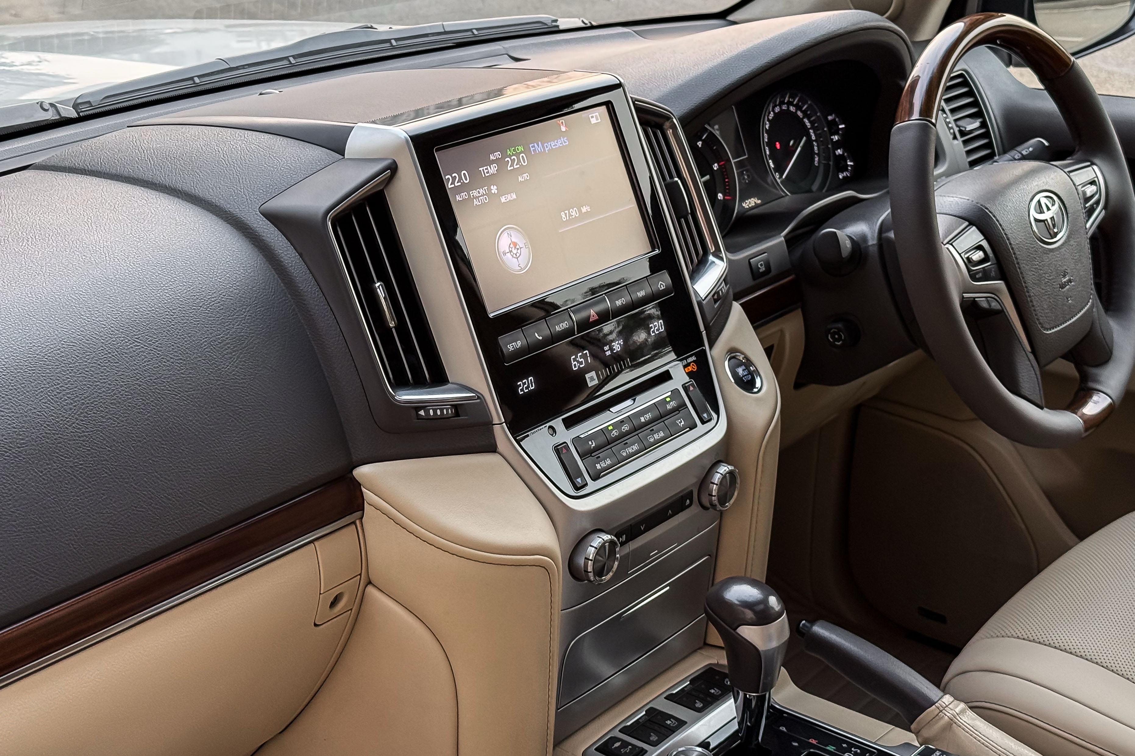 2017 TOYOTA LC 200 V8