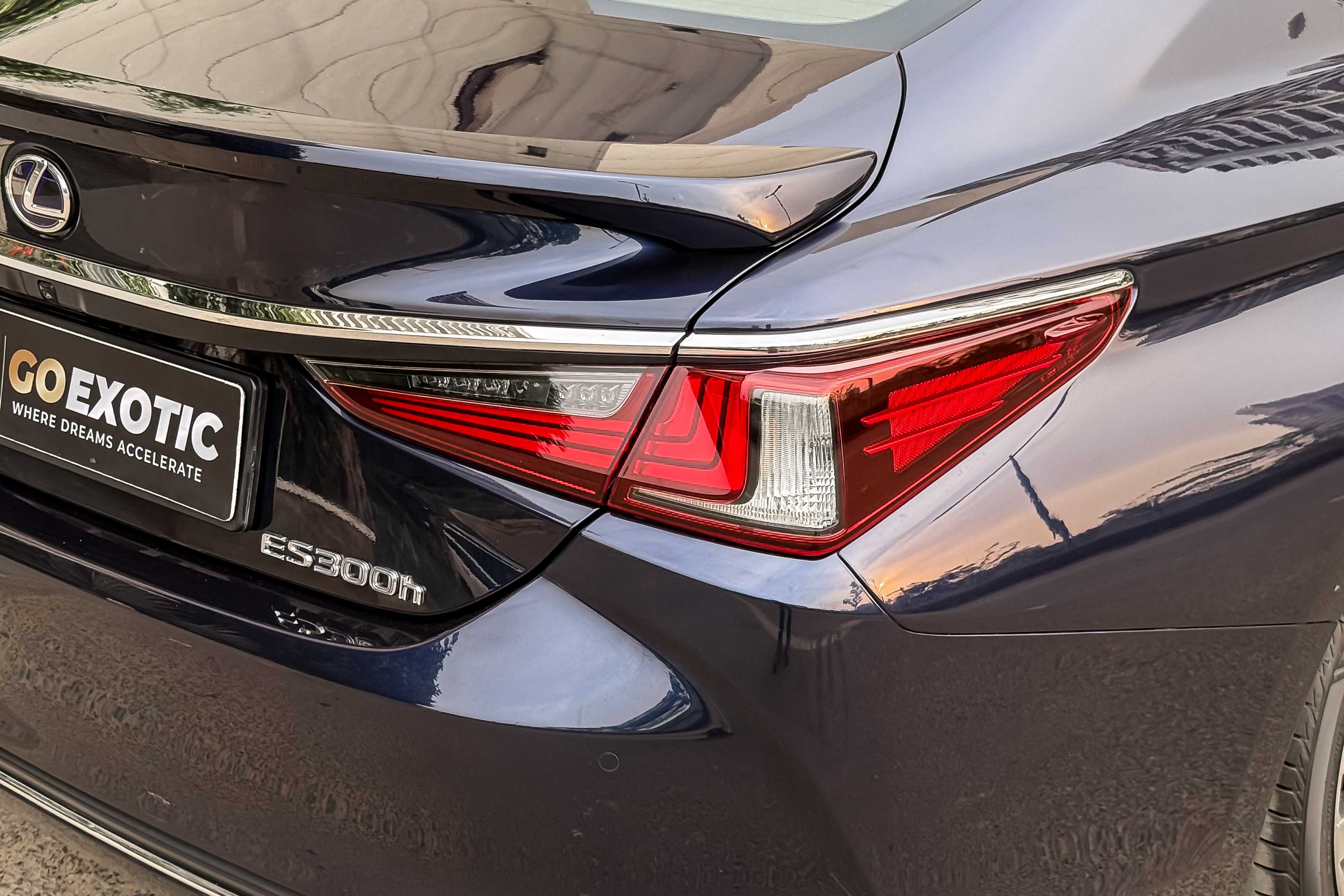 2019 LEXUS ES300 HYBRID LUXURY